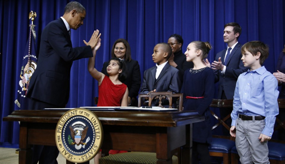 ABD Başkanı Obama, bireysel silahlanmayı zorlaştıran genelgeyi yayınladıktan sonra çocuklarla şakalaştı. 