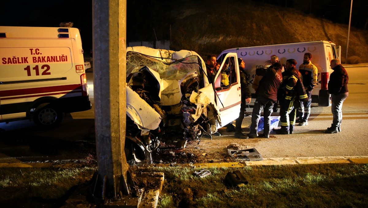 Denizli'de refüje çarpan kamyonetin sürücüsü öldü