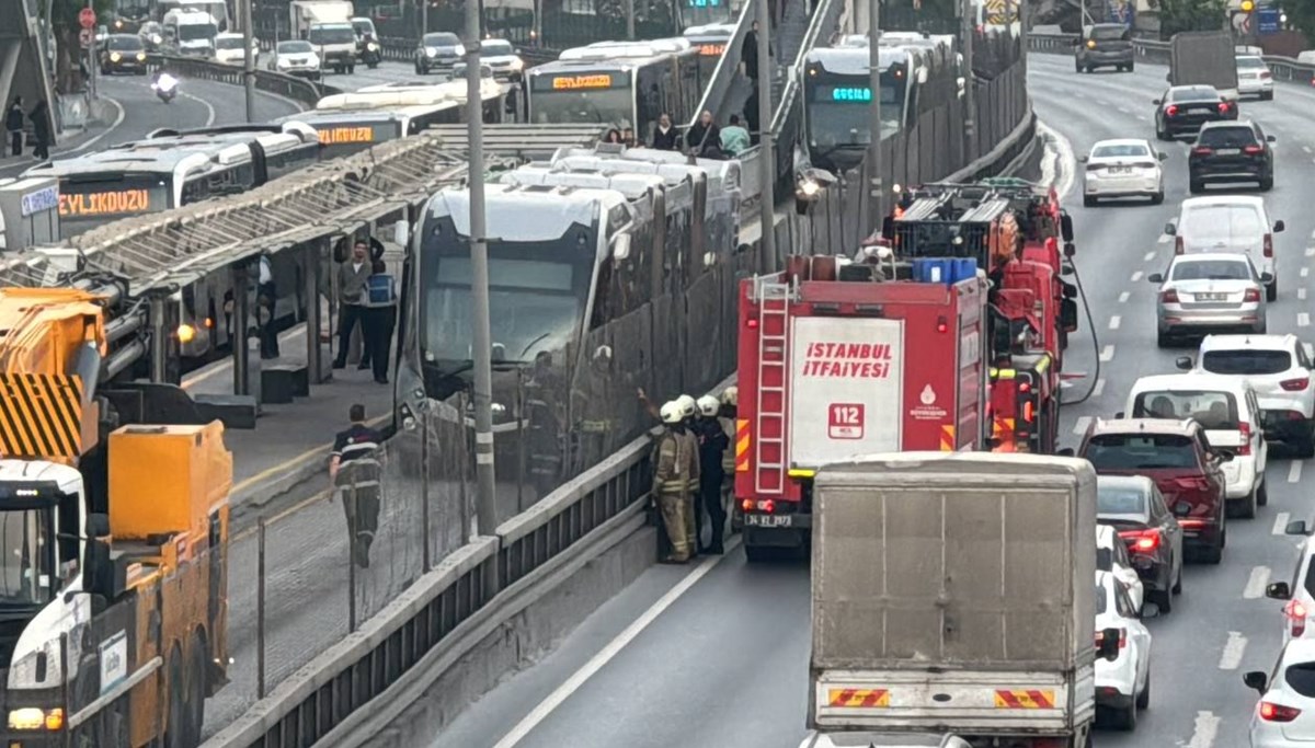 Avcılar'da metrobüste çıkan yangın söndürüldü