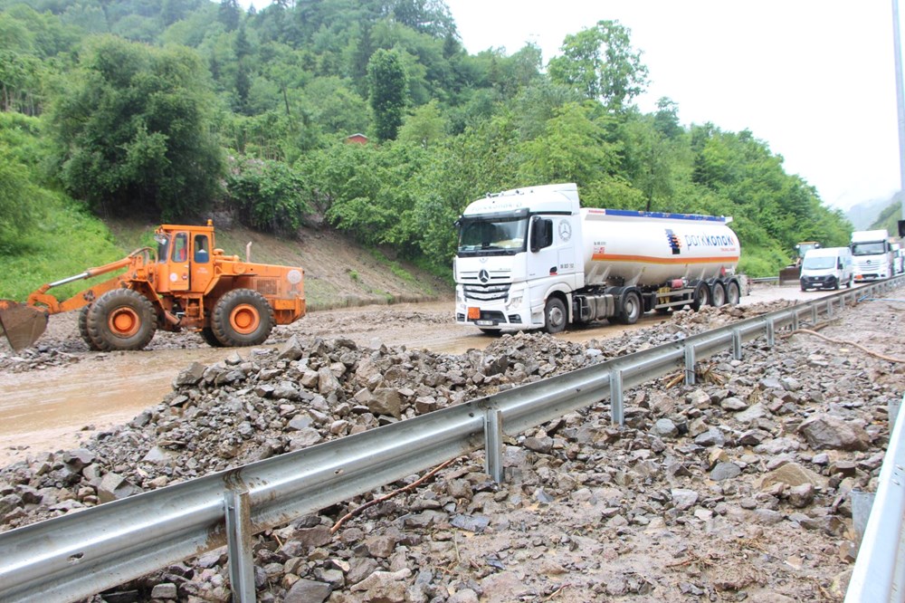 Trabzon-Gümüşhane yolunu taş ve çamur kapattı: Ulaşım tek şeritten sağlanıyor - 12