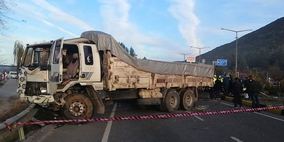 Muğla'da kamyonla otomobil çarpıştı: 2 ölü, 1 yaralı - 1