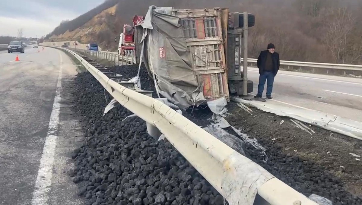 Samsun’da kömür yüklü tır yan yattı