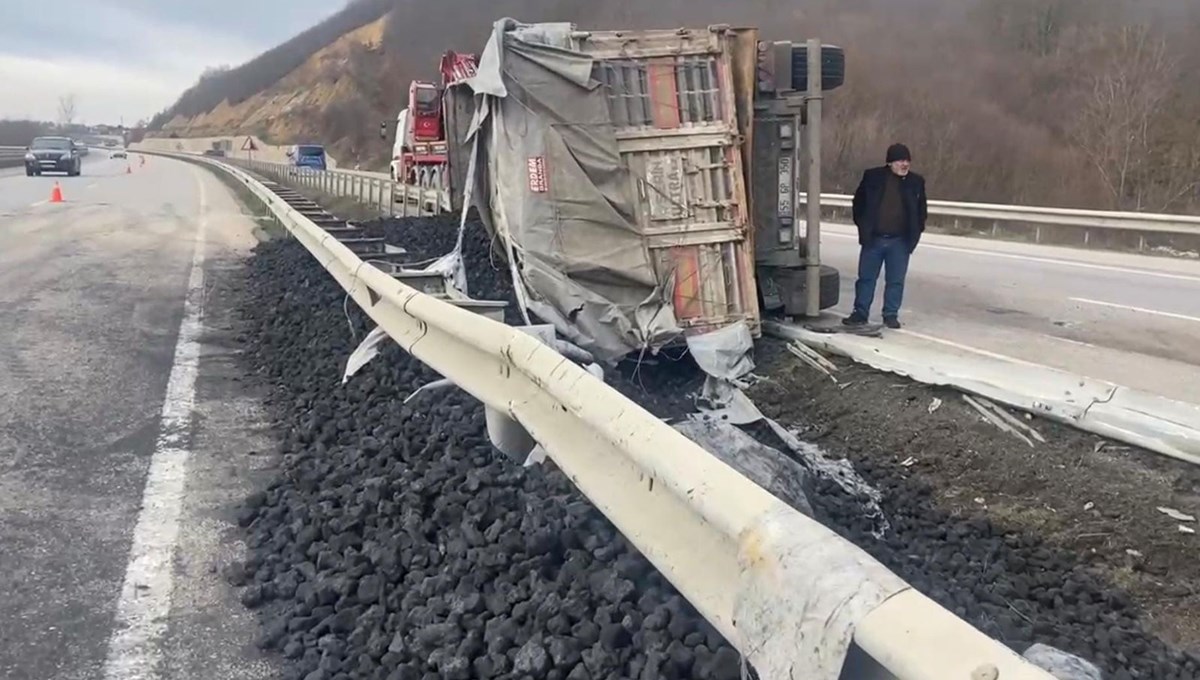 Samsun’da kömür yüklü tır yan yattı Samsun’da kömür yüklü tır yan yattı