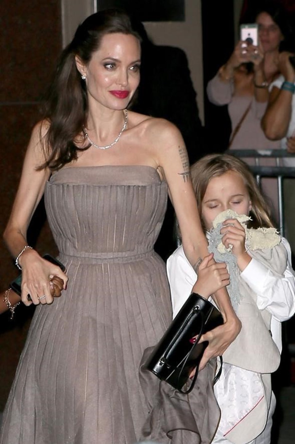Angelina Jolie hakkında korkutan iddia: Kızından daha zayıf - 1