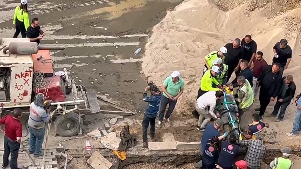 Toprak altında kalan işçiyi arkadaşları kurtardı - 1