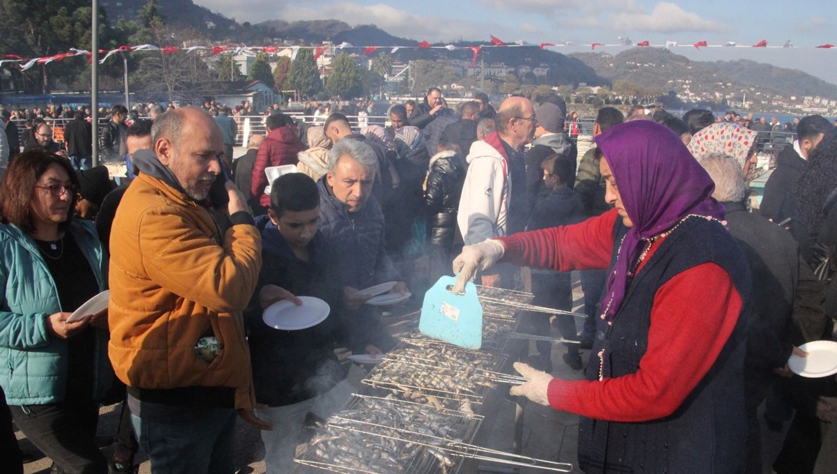 10 ton hamsi tüketildi: Binlerce vatandaş akın etti