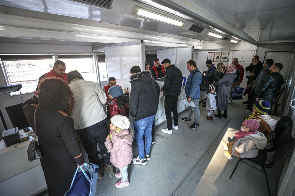 Suriyelilerin
ülkelerine dönüşü için yeni adım: Arabalar ve ziynet eşyalarının sınırdan geçişine
kolaylık - 6