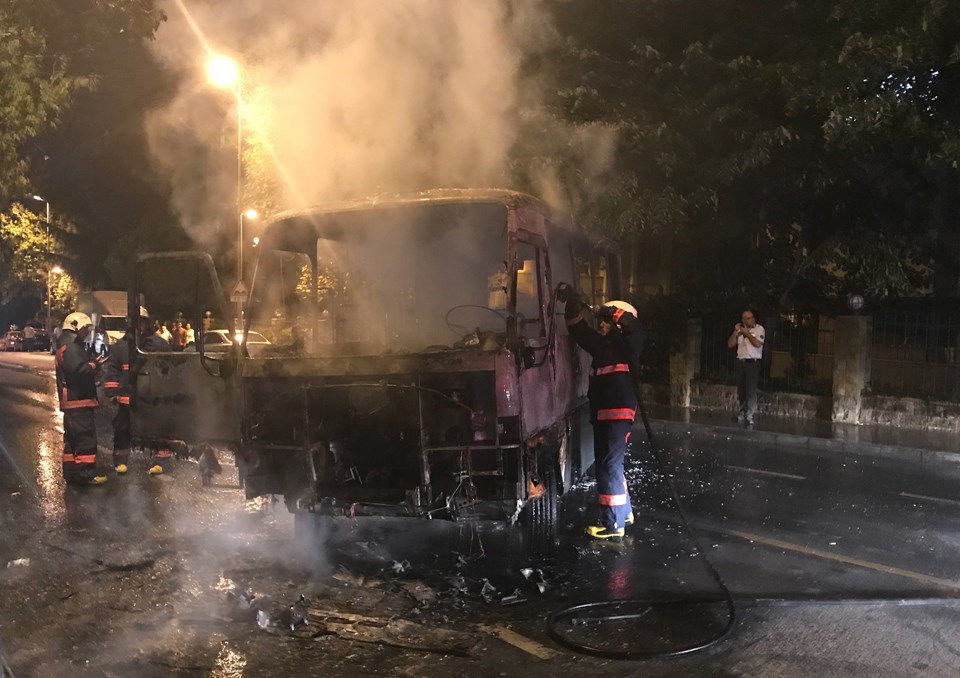Beşiktaş'ta seyir halindeki minibüs alev alev yandı - 1