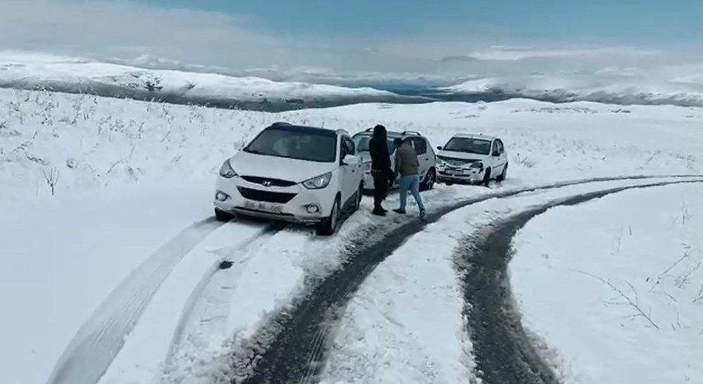 Nisanda bastıran kar yolu kapattı: Araçlar mahsur kaldı