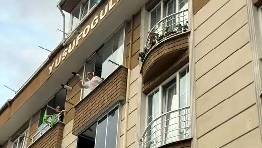Camdan soğan fırlattı