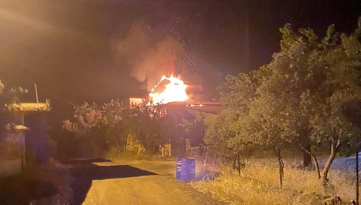 Gece saatlerinde 2 katlı binada yangın paniği Gece saatlerinde 2 katlı binada yangın paniği