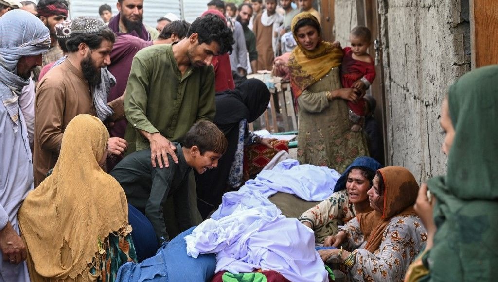 Afganistan depreminde kadınlar görünmüyor