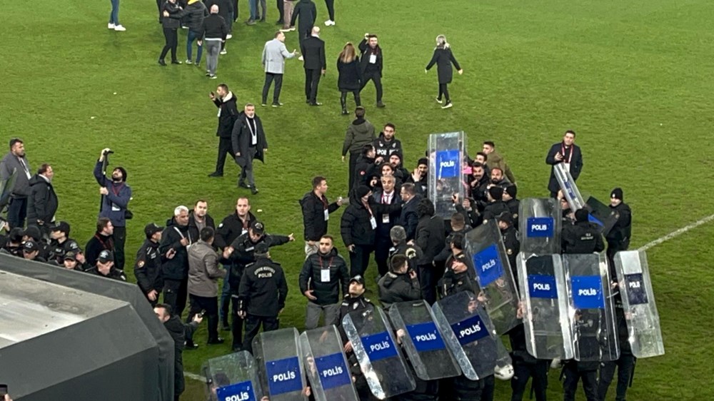 Başkan Faruk Koca hakem Halil Umut Meler'e yumruk attı