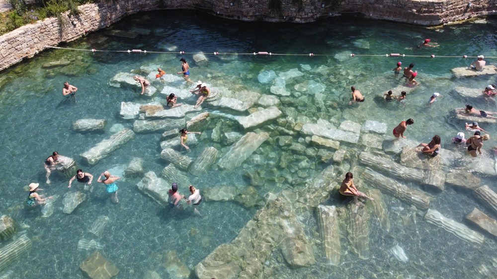 Kleopatra'nın da yüzdüğüne inanılan 2 bin 500 yıllık antik havuza yoğun ilgi - 7