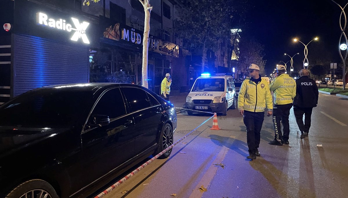 Sakarya'da eğlence mekanında silahlı kavga: 1 ölü, 6 yaralı Sakarya'da eğlence mekanında silahlı kavga: 1 ölü, 6 yaralı