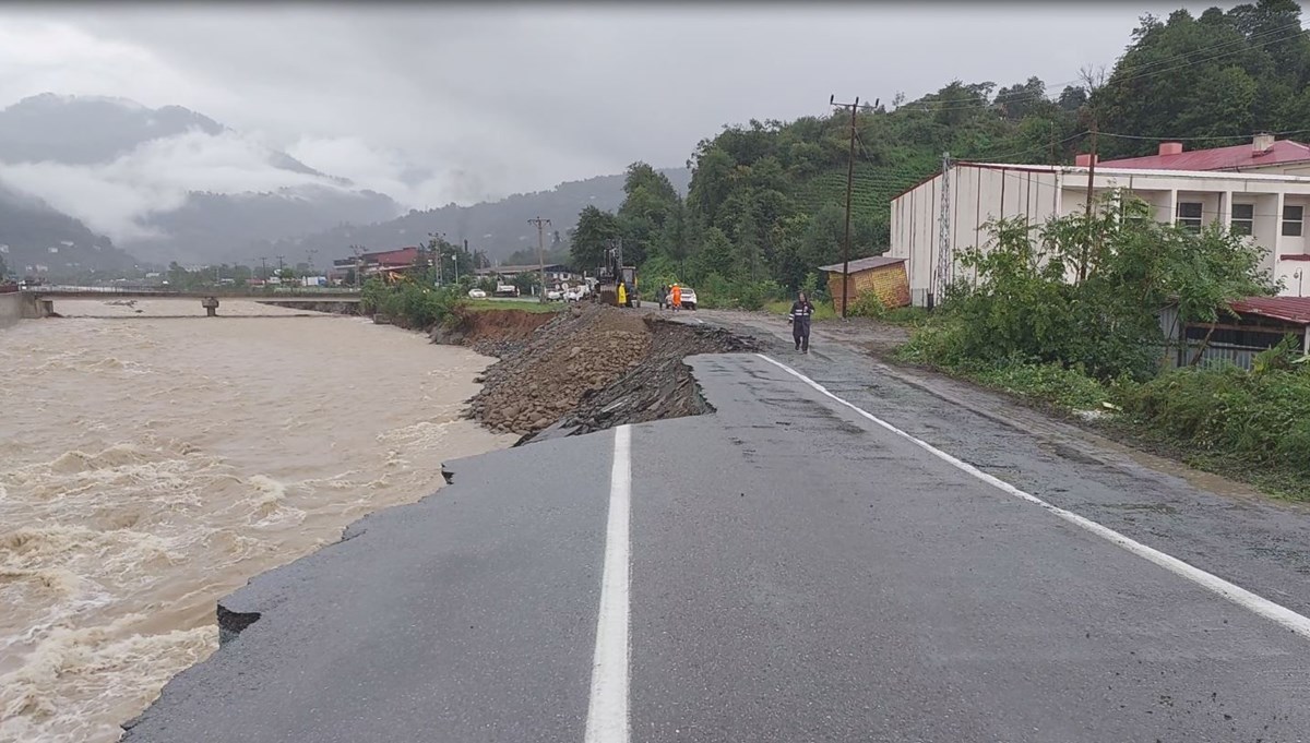 Artvin'de sel ve heyelan: Yol çöktü Artvin'de sel ve heyelan: Yol çöktü