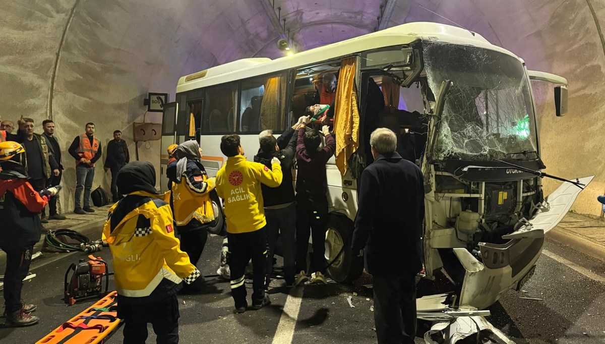 Yolcu midibüsü TIR'a çarptı: 14 yaralı