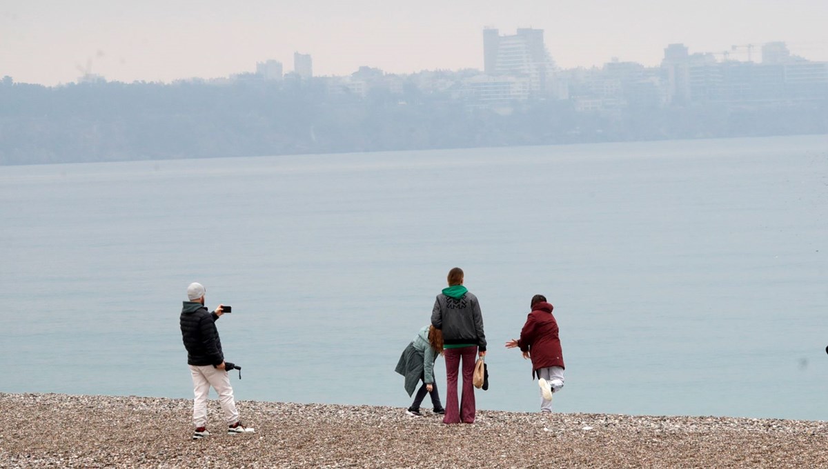 Hava sıcaklığı 13 derece ölçüldü: Yağmur altında denizin tadını çıkardılar