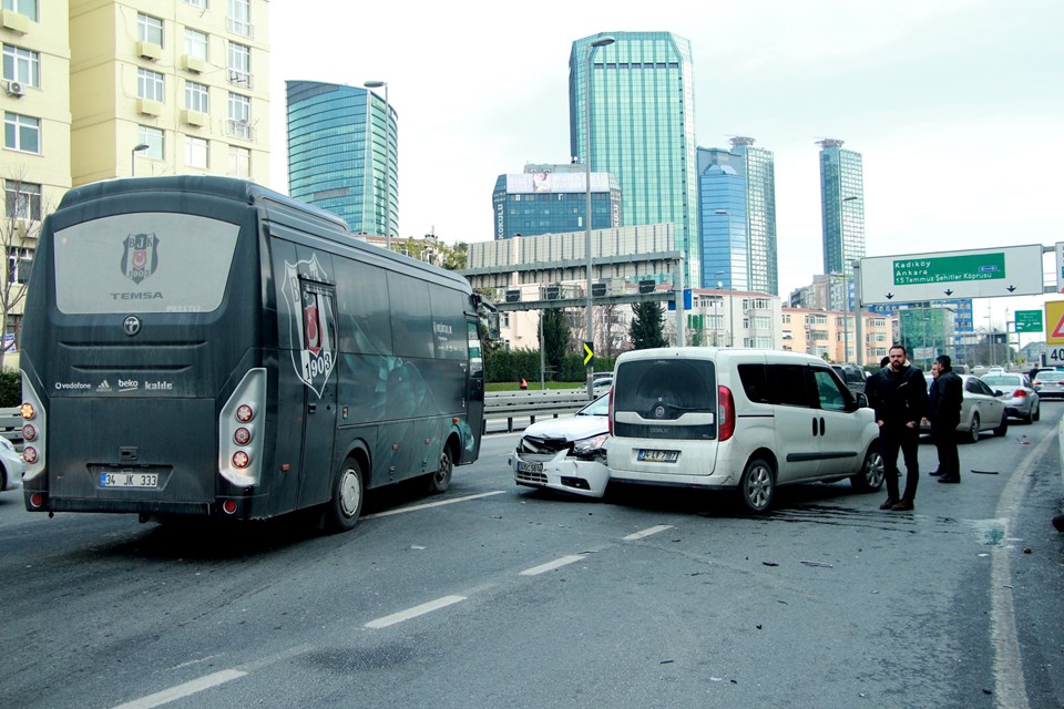 İstanbul'da E-5'i kilitleyen kaza - 1
