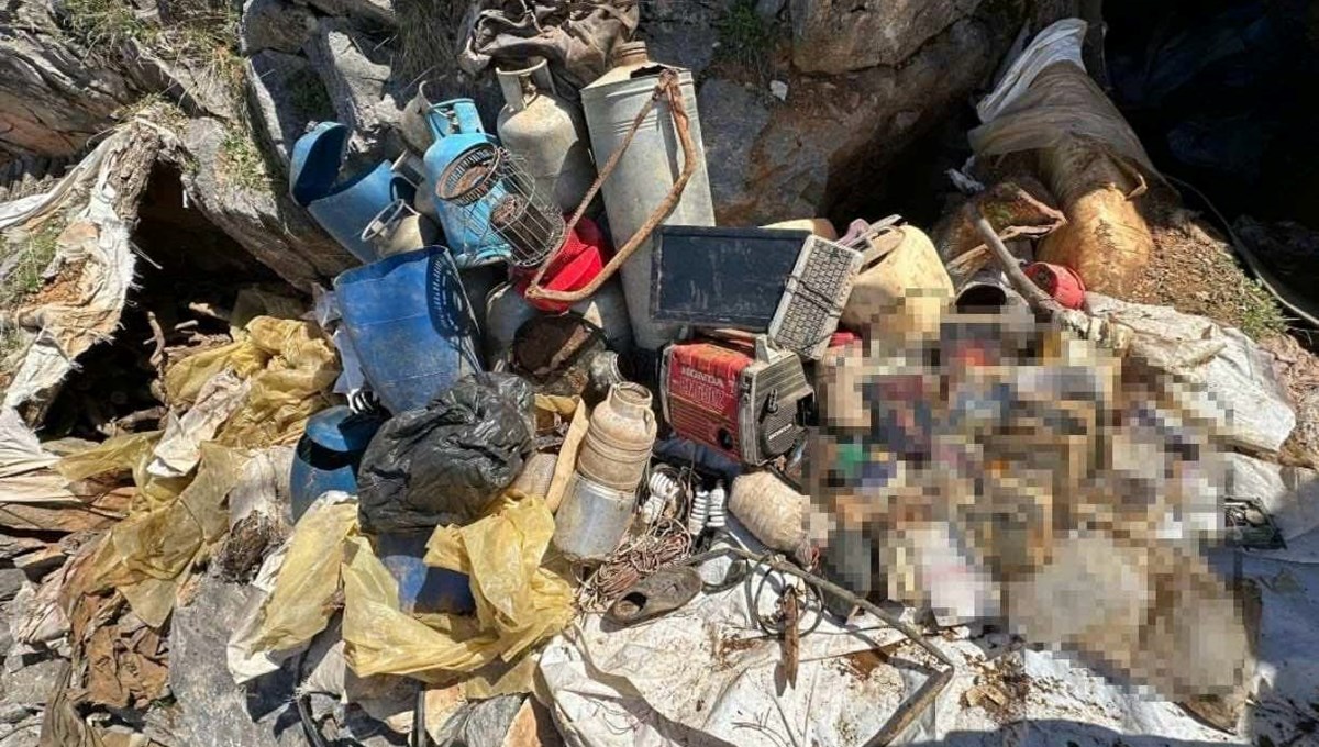 Tunceli'de teröristlere ait mühimmat ve yaşam malzemesi ele geçirildi Tunceli'de teröristlere ait mühimmat ve yaşam malzemesi ele geçirildi
