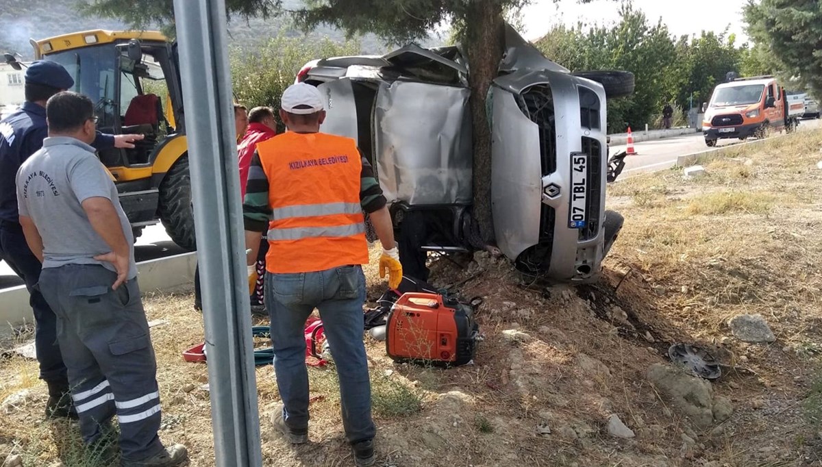 Taklalar atıp ağaca çarpan araçtaki baba ile oğlu öldü Taklalar atıp ağaca çarpan araçtaki baba ile oğlu öldü