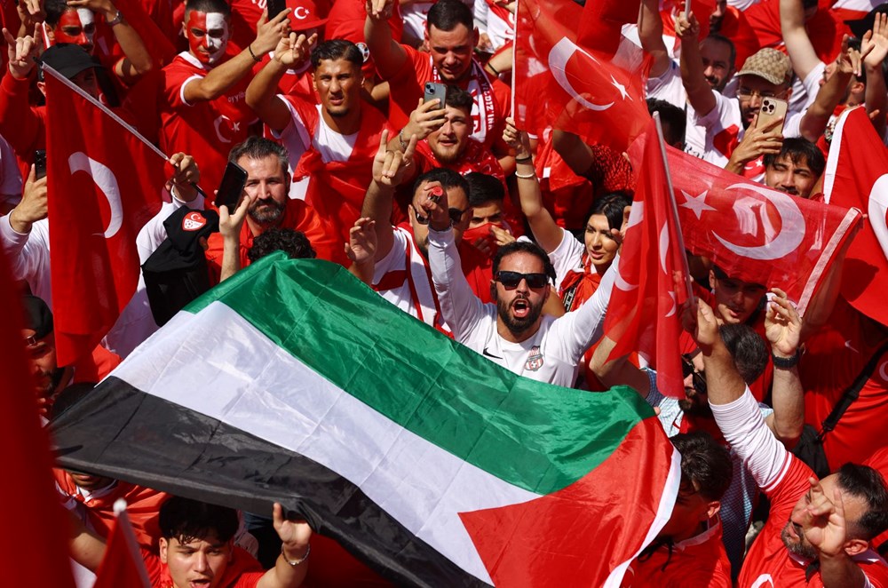 Milli maça saatler kala Dortmund sokakları yine kırmızı-beyaz - 4