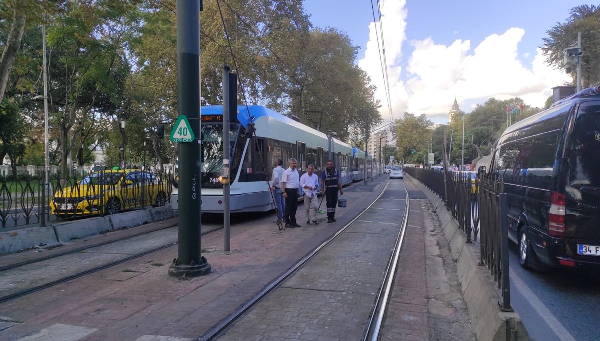 Beyoğlu'nda tramvay yayaya çarptı