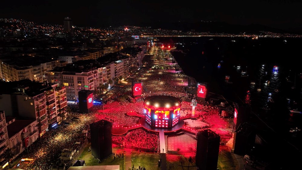 İzmir’de kurtuluş günü coşkusu: Tarkan konserine yüz binlerce kişi akın etti - 6