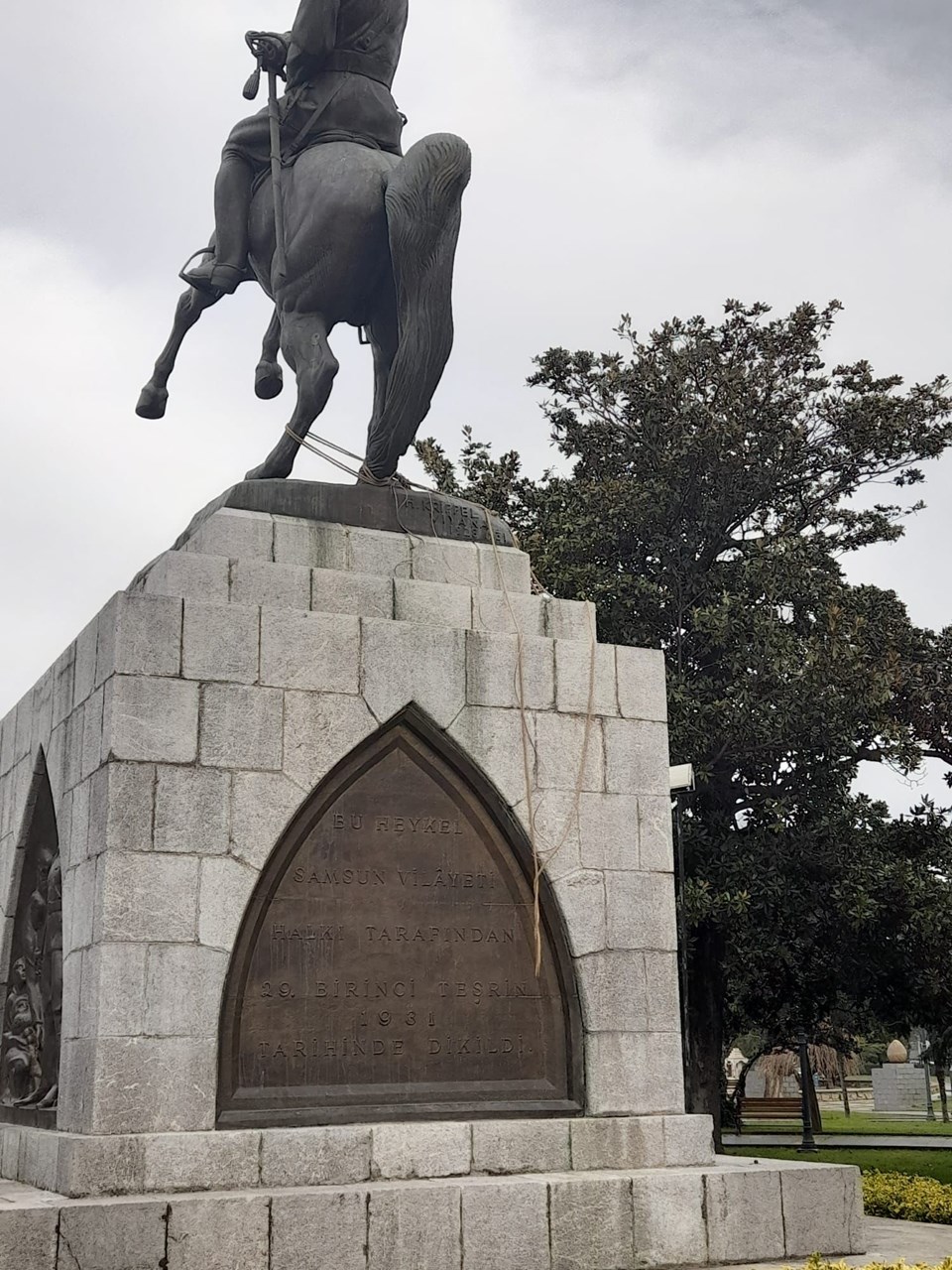 Atatürk Anıtı'na halat bağlayan 2 şüpheliye gözaltı - 1