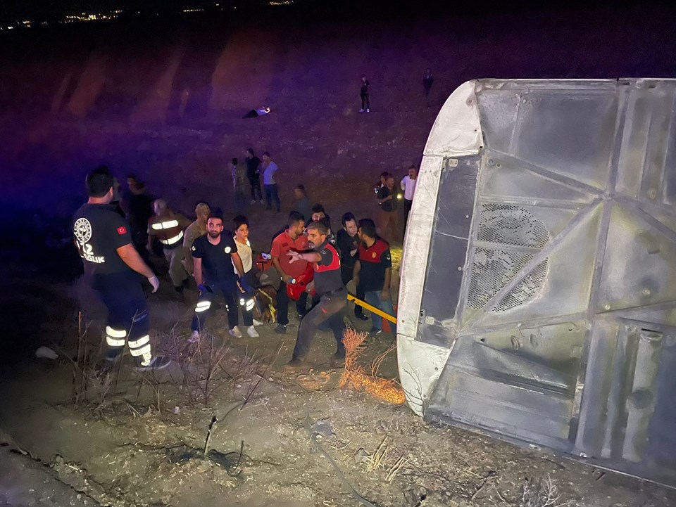 Şanlıurfa'da yolcu otobüsüyle kamyonet şarampole devrildi: 25 yaralı - 2