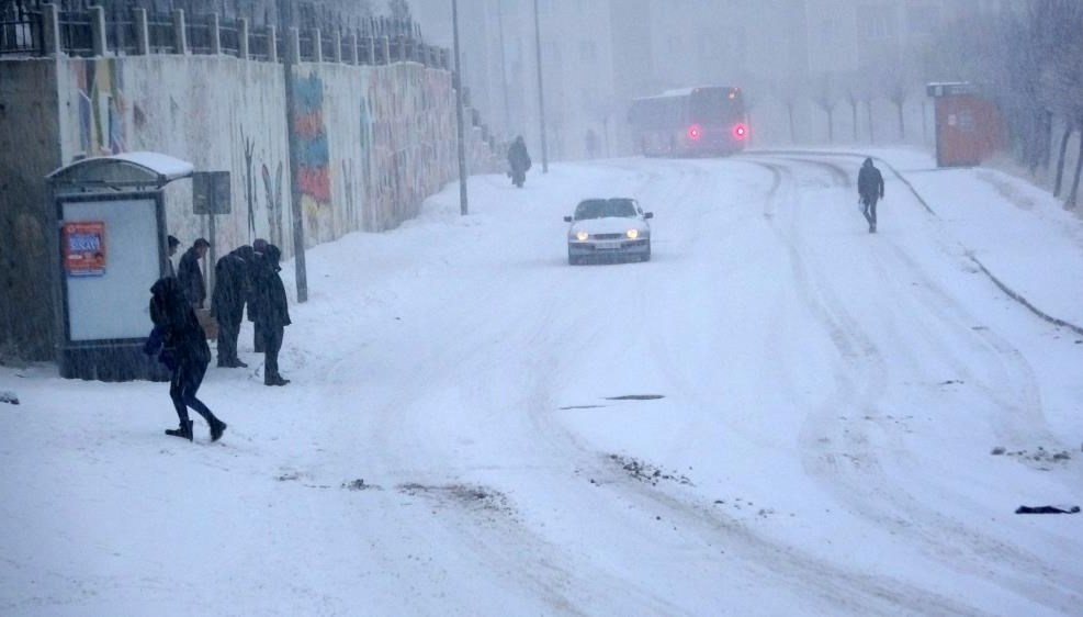 Van'da yoğun kar yağışı: Termometreler eksi 15 dereceyi gösterdi