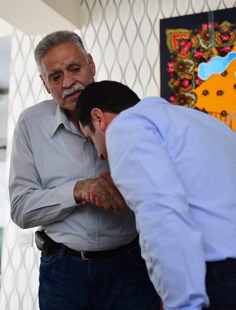 Selahattin Demirtaş Annesi - Selahattin Demirtas In Anne ...