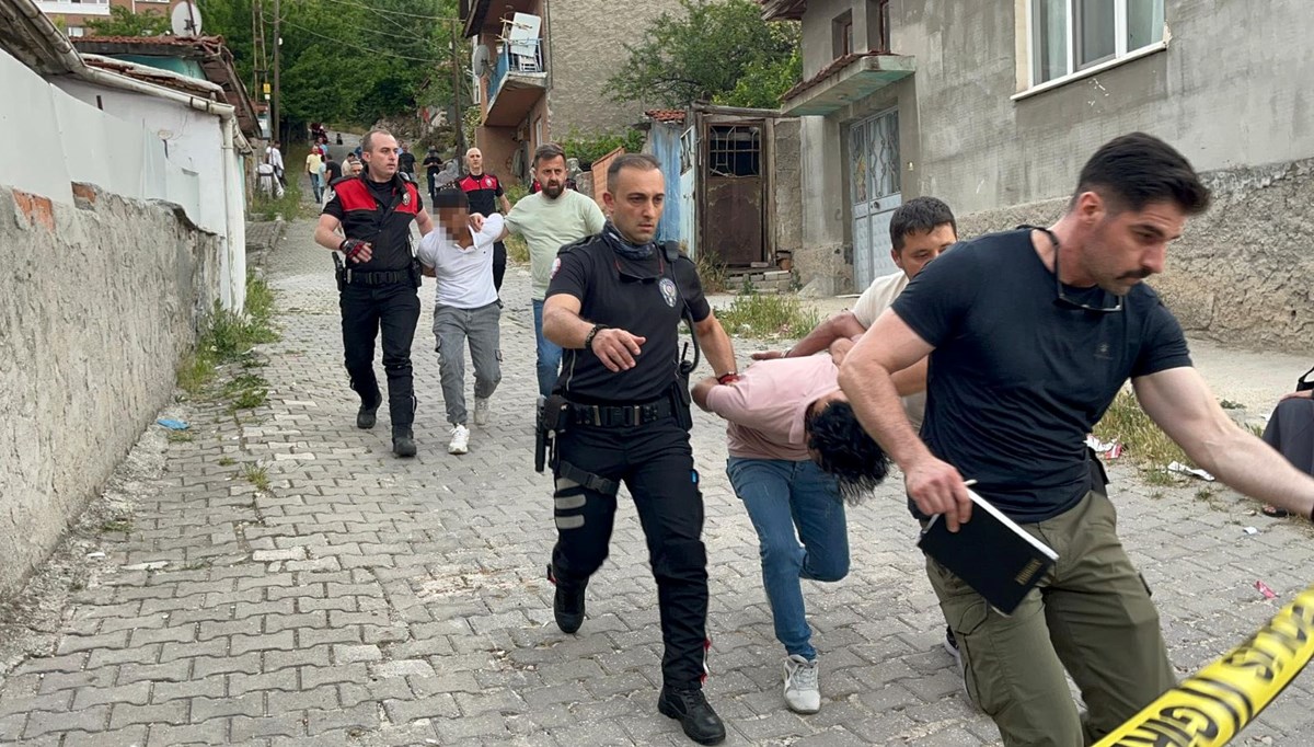 Aileler arasında çocuk tartışması bıçaklı kavgaya dönüştü: 2'si ağır, 3 yaralı Aileler arasında çocuk tartışması bıçaklı kavgaya dönüştü: 2'si ağır, 3 yaralı