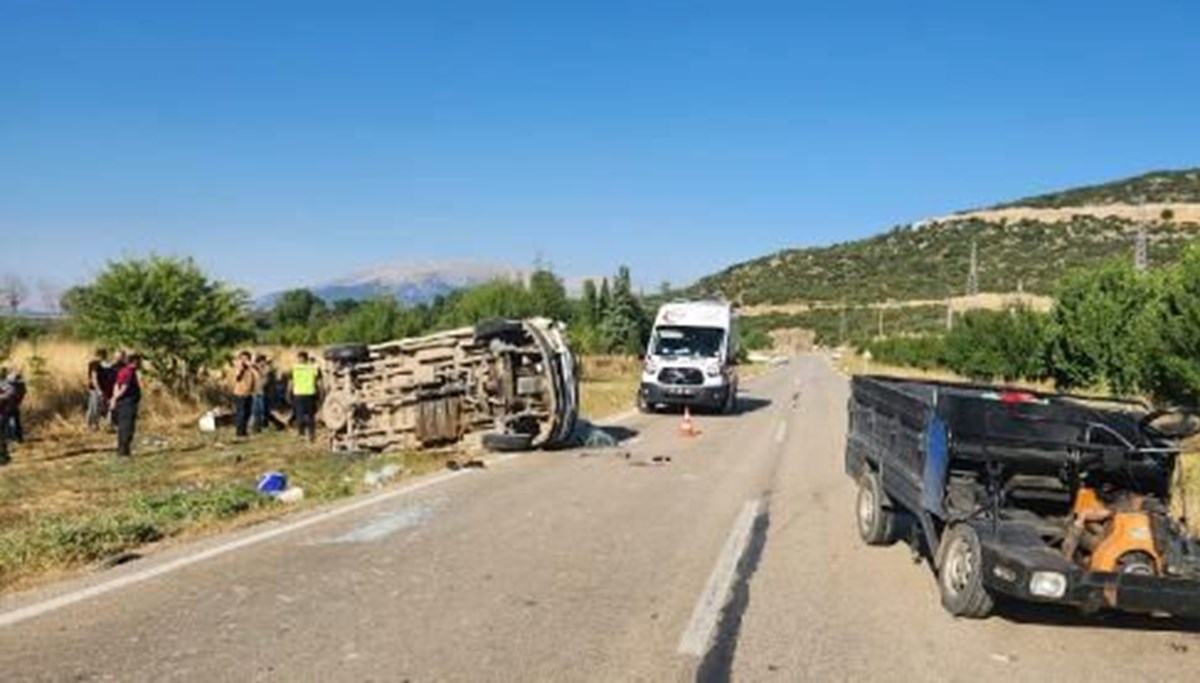 Isparta'da minibüs ile patpat çarpıştı: 1 ölü, 13 yaralı