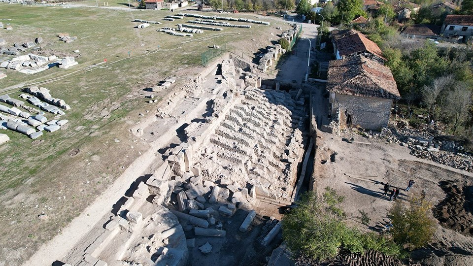 Aizanoi Antik Kenti kazısında kemik atölyesi ve kandil dükkanı kalıntıları ortaya çıkarıldı - 2