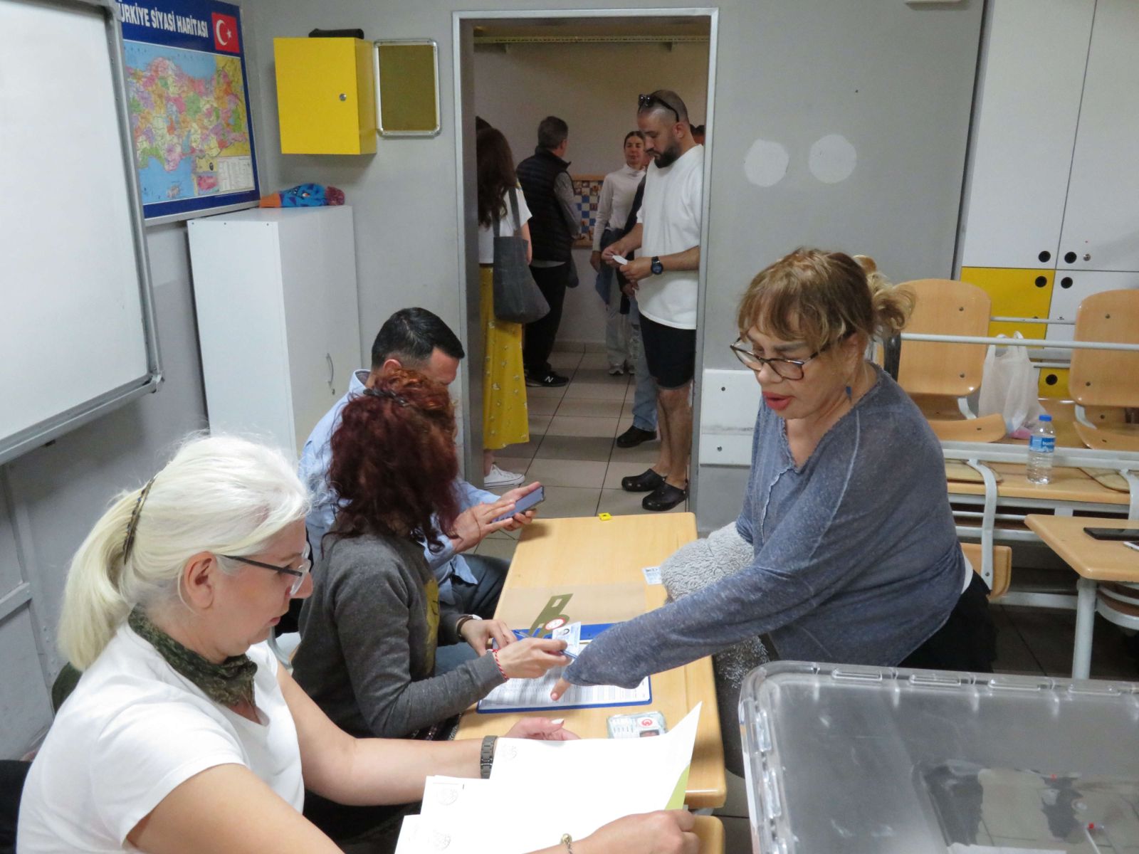 Ünlü isimler oylarını böyle kullandı - 1