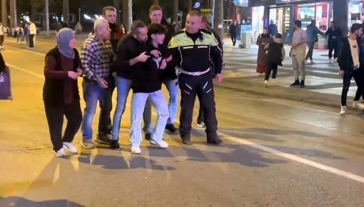 Şoka giren kazazede ‘Rüya bu’ deyip koşmaya başladı Şoka giren kazazede ‘Rüya bu’ deyip koşmaya başladı