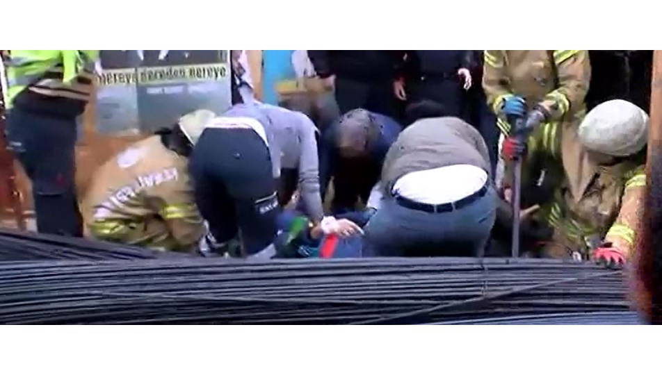 Kadıköy'de kaza: İnşaattan düşen demirlerin altında kaldı