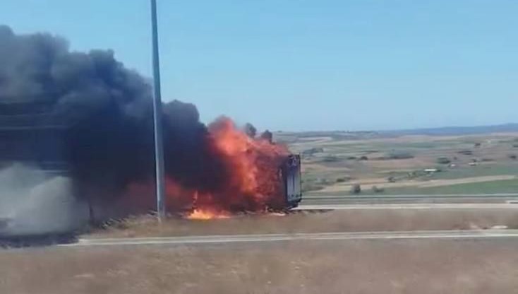 Çatalca'da TIR alev aldı
