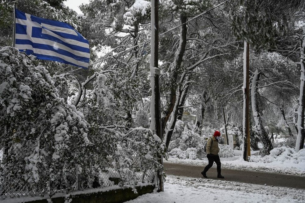 12 yıllık özlemin ardından Atina'da heyecan yaratan kar Girit
ve Eğriboz'da iki can aldı - 9