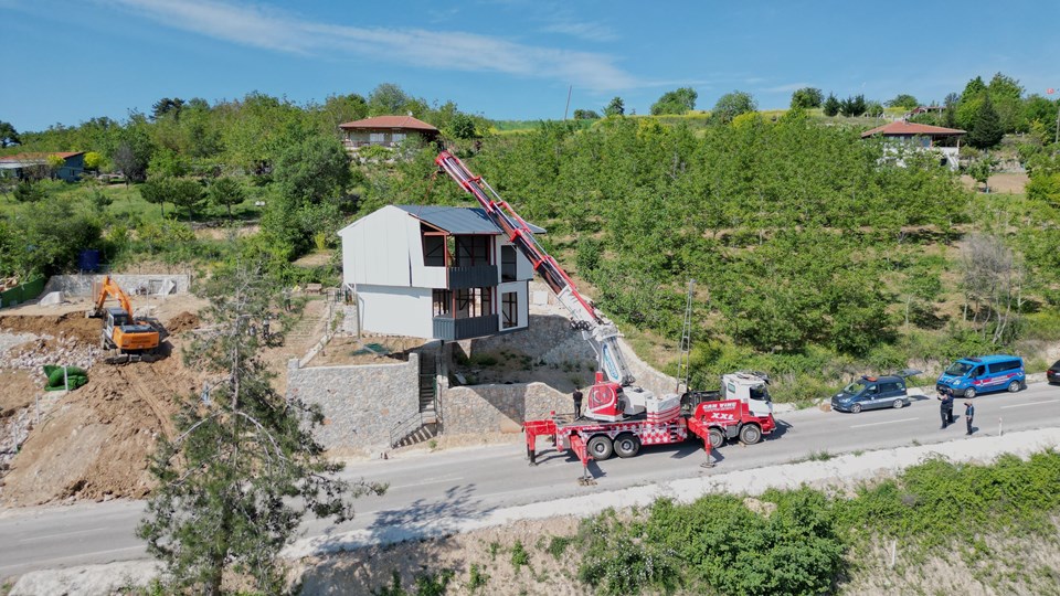 Yıkılmasın diye kaçak villayı vinçle taşıdı - 2