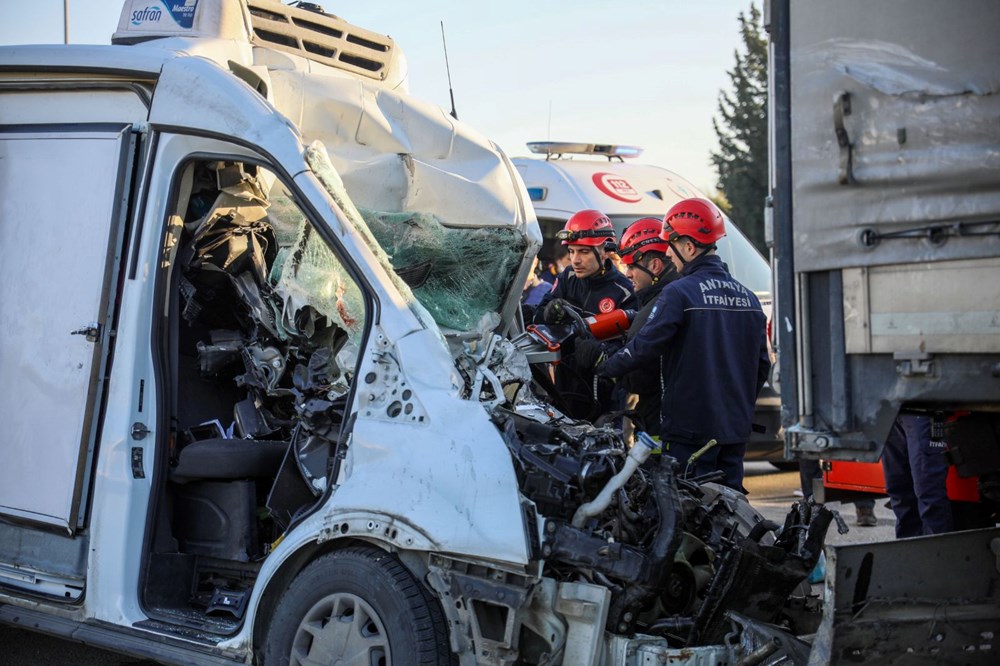 Antalya’da park halindeki TIR’a çarpan minibüsün sürücüsü
öldü - 5