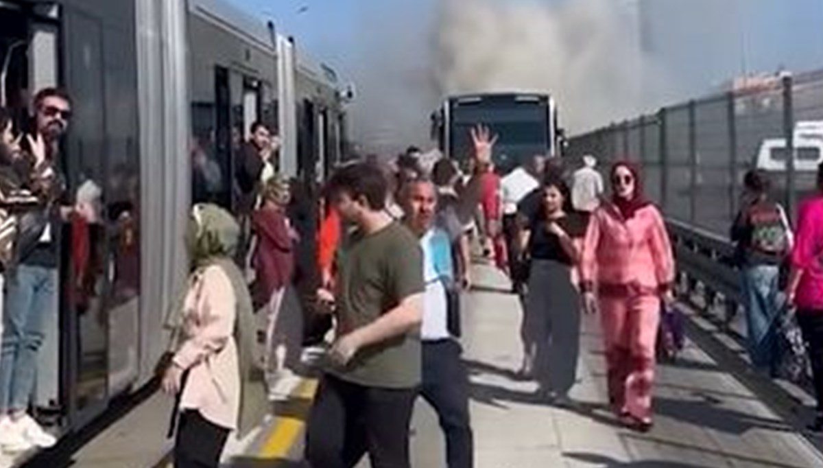 Esenyurt’ta metrobüste yangın: Seferler bir süre aksadı Esenyurt’ta metrobüste yangın: Seferler bir süre aksadı