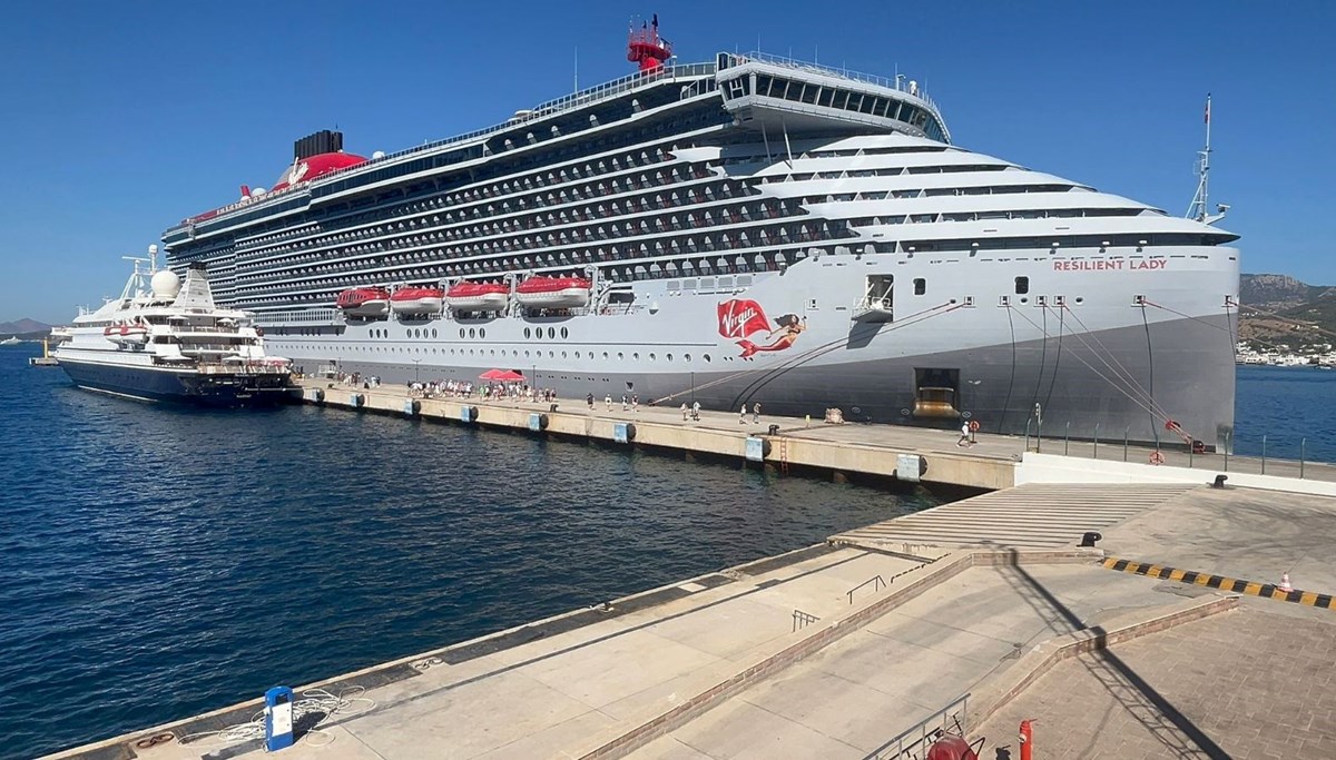 Bodrum'a 2 gemi birden geldi