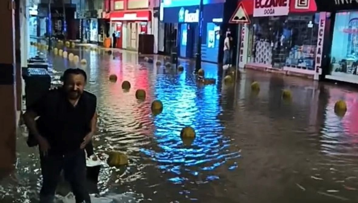 Fatsa'da sağanak: Caddeler göle döndü