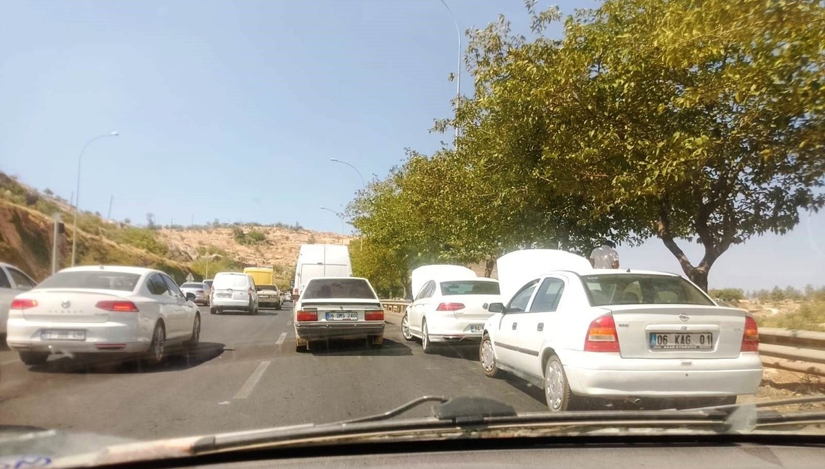 Park eden sürücüler kaputu açıp bekledi