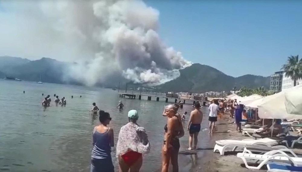 Marmaris'te orman yangını: Plajdakiler korkuyla izledi - 2
