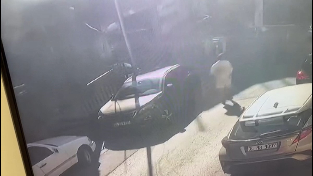 Brezilyalı modelin silahlı saldırıya uğradığı anlar ise güvenlik kamerasına yansıdı