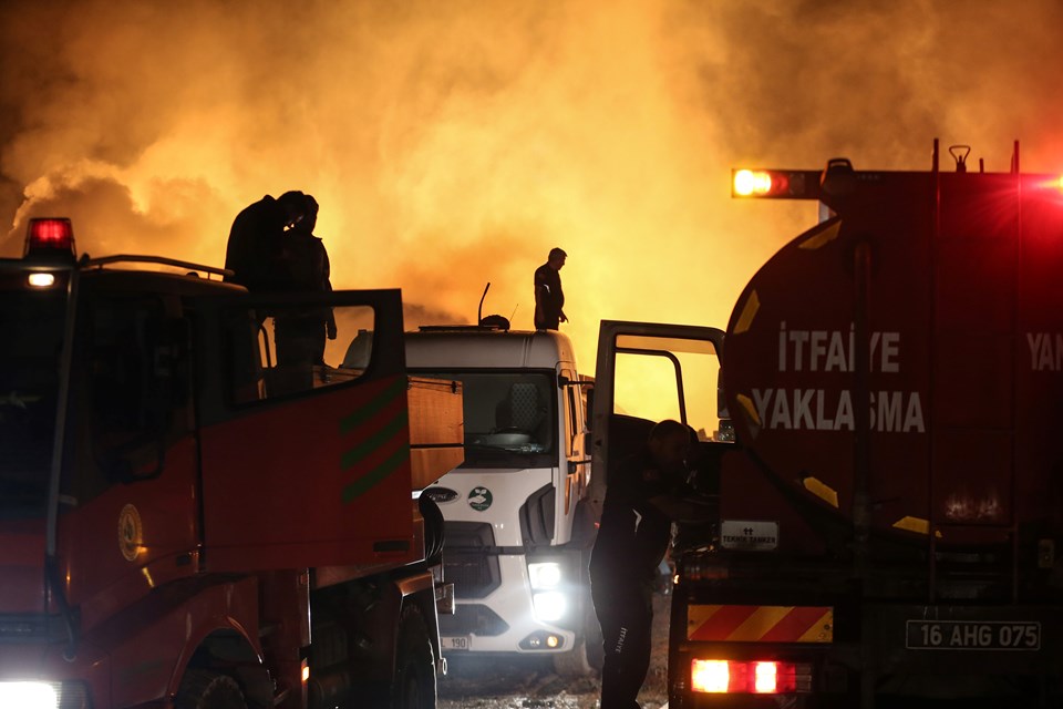 Bursa’da geceyi aydınlatan yangın: 2 itfaiye eri hastaneye kaldırıldı - 2