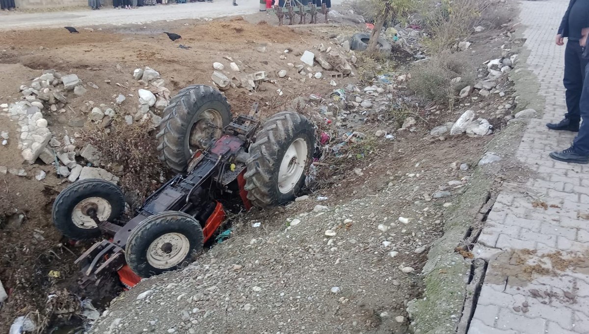 Adıyaman'da traktör devrildi: 1'i ağır 2 yaralı Adıyaman'da traktör devrildi: 1'i ağır 2 yaralı